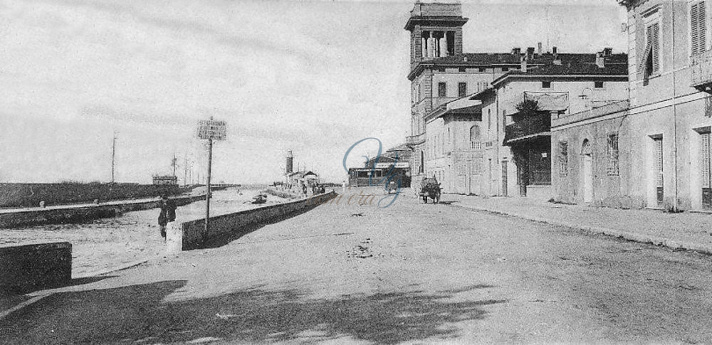 Lungo il canale Viareggio Anno 1900