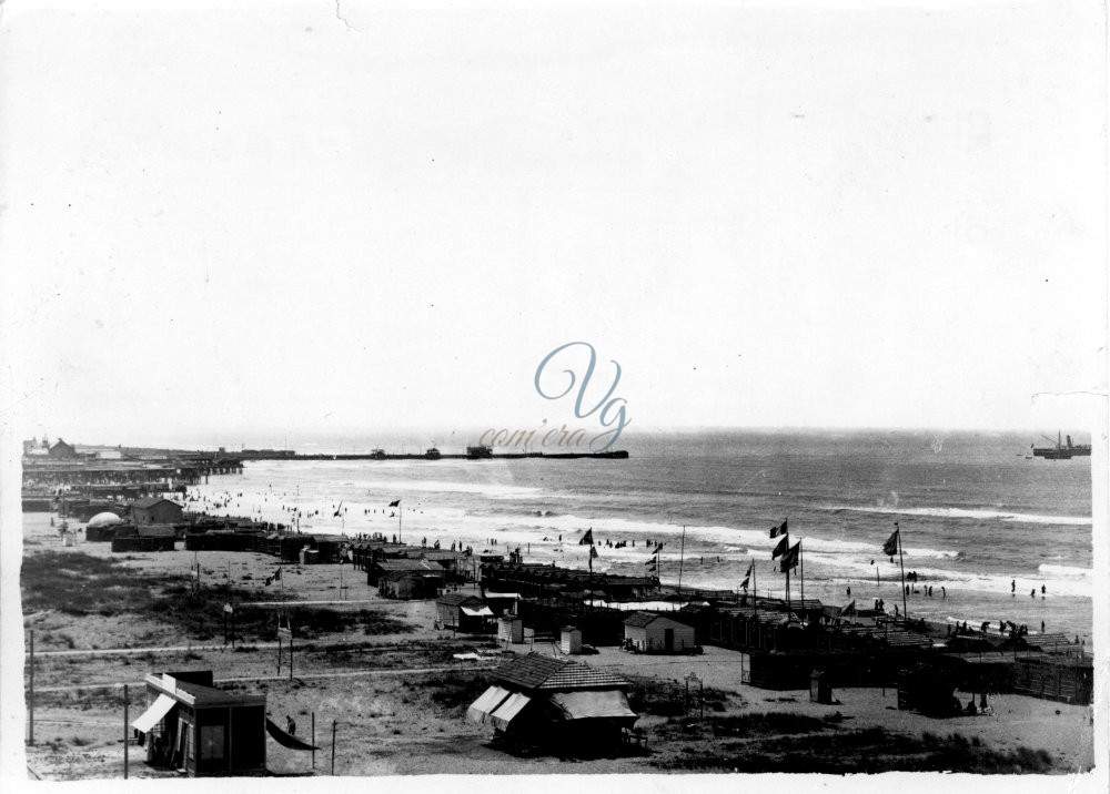 Veduta della spiaggia di ponente Viareggio Anno 1900