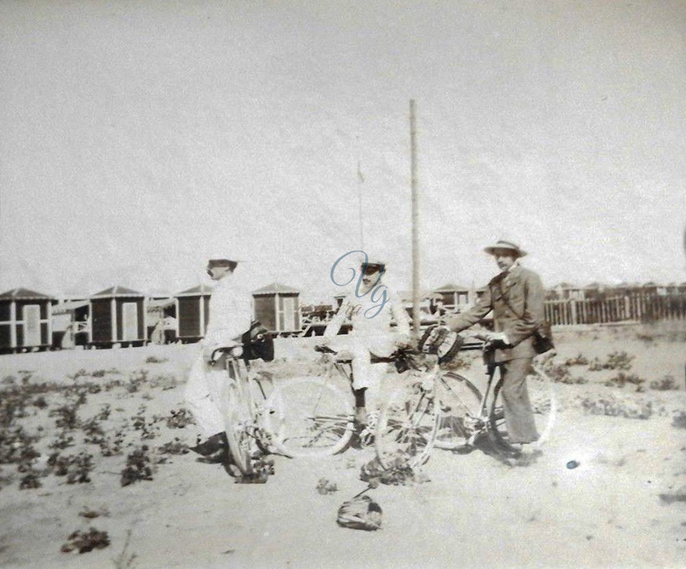In bici sulla spiaggia Viareggio Anno 1902