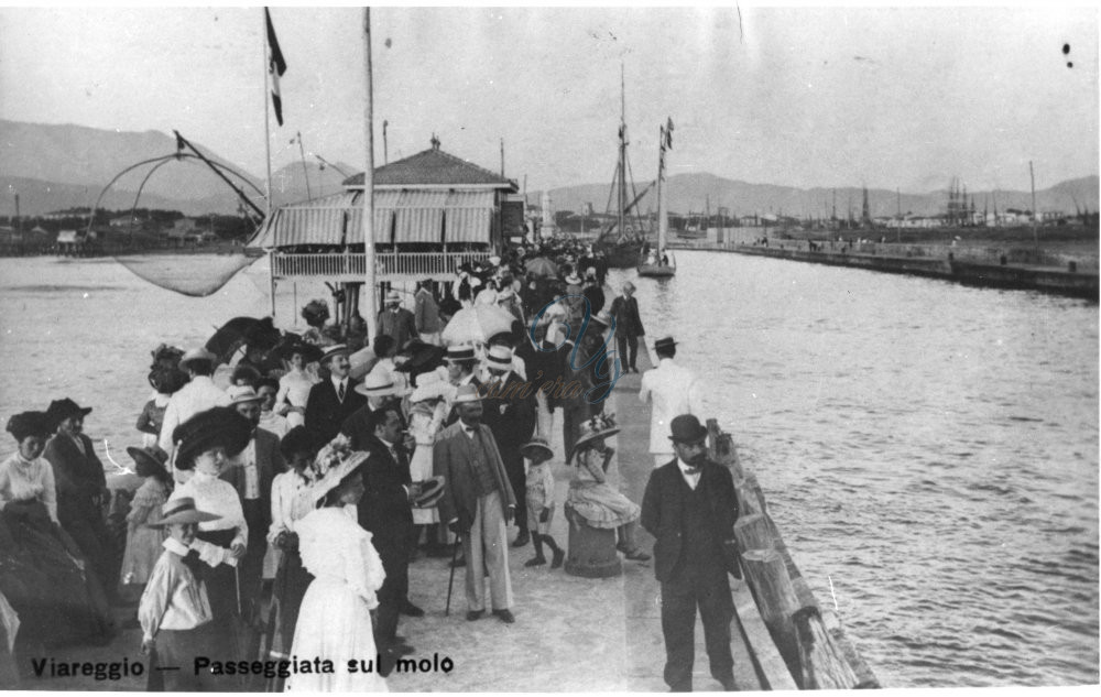 A passeggiare sul molo Viareggio Anno 1920