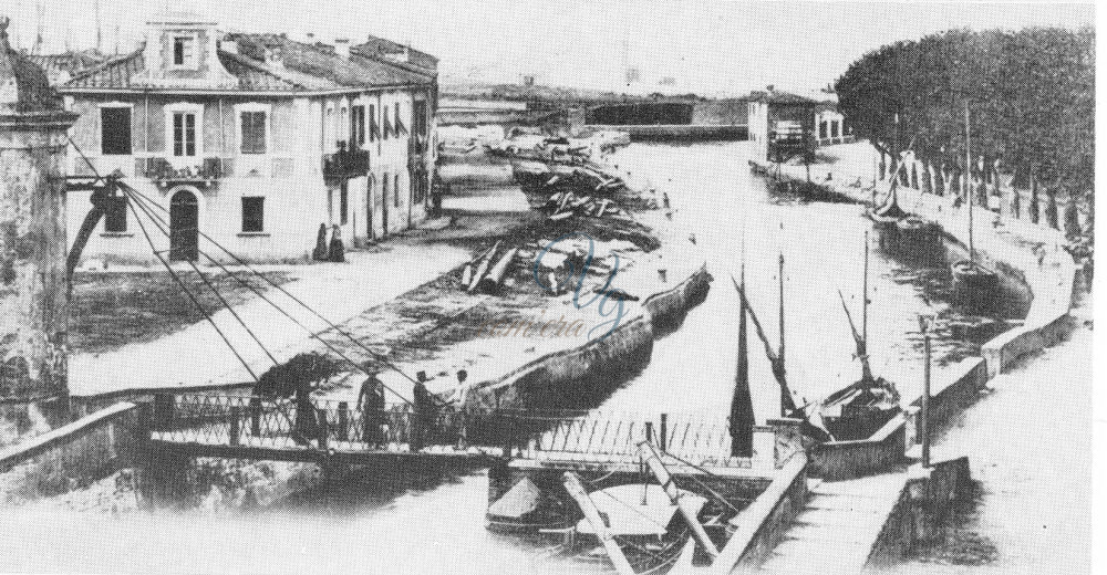 La vecchia passerella sul canale Viareggio Anni '20