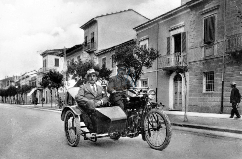 Puccini in sidecar Viareggio Anni '20