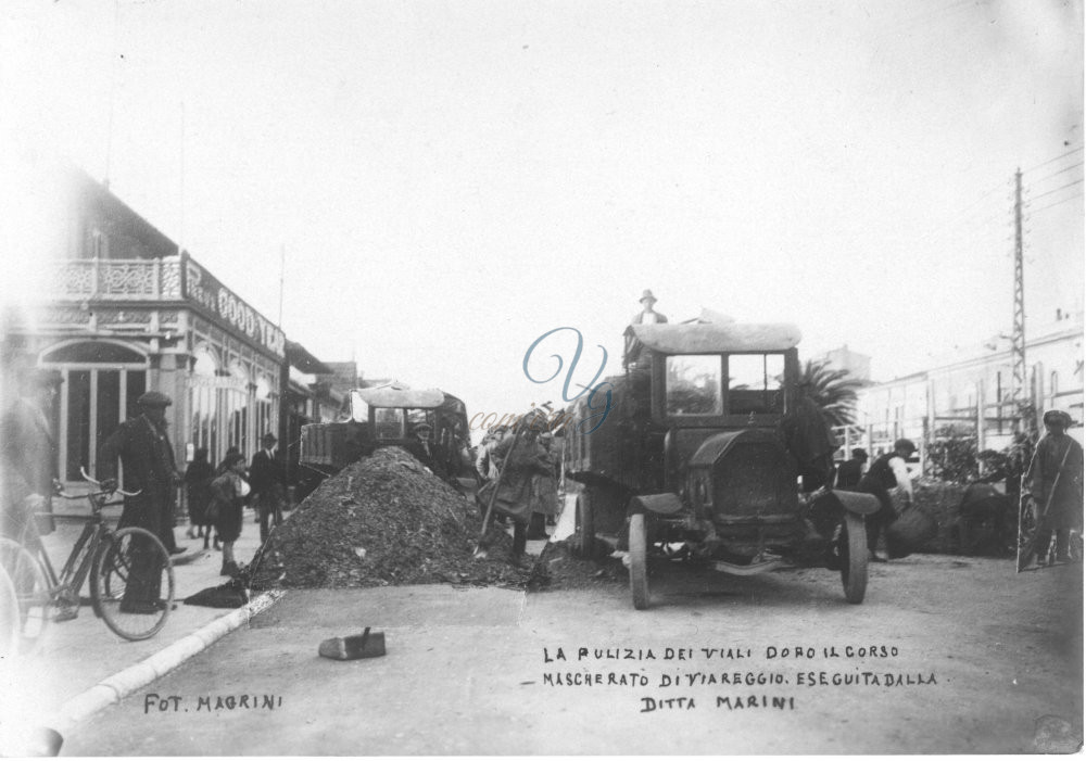 Pulizia dopo il Carnevale Viareggio Anni '20