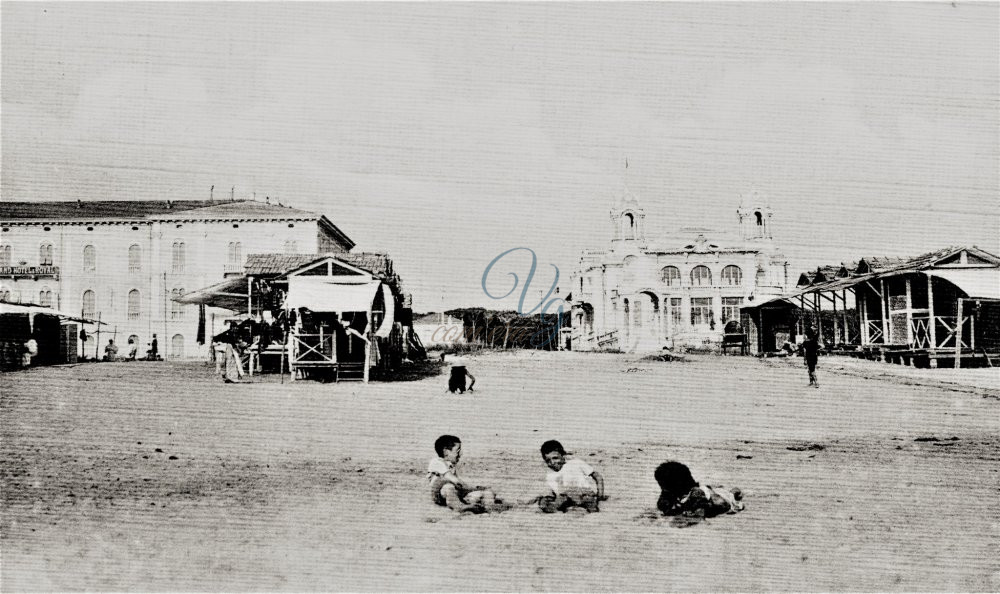 Ragazzi in spiaggia Viareggio Anno 1921
