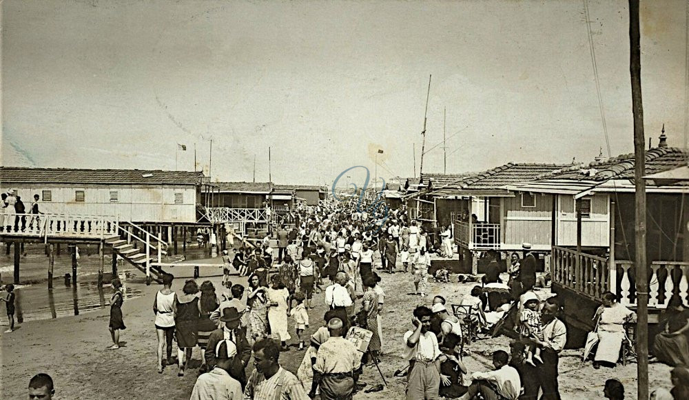 Passeggiando sulla Spiaggia Viareggio Anno 1926
