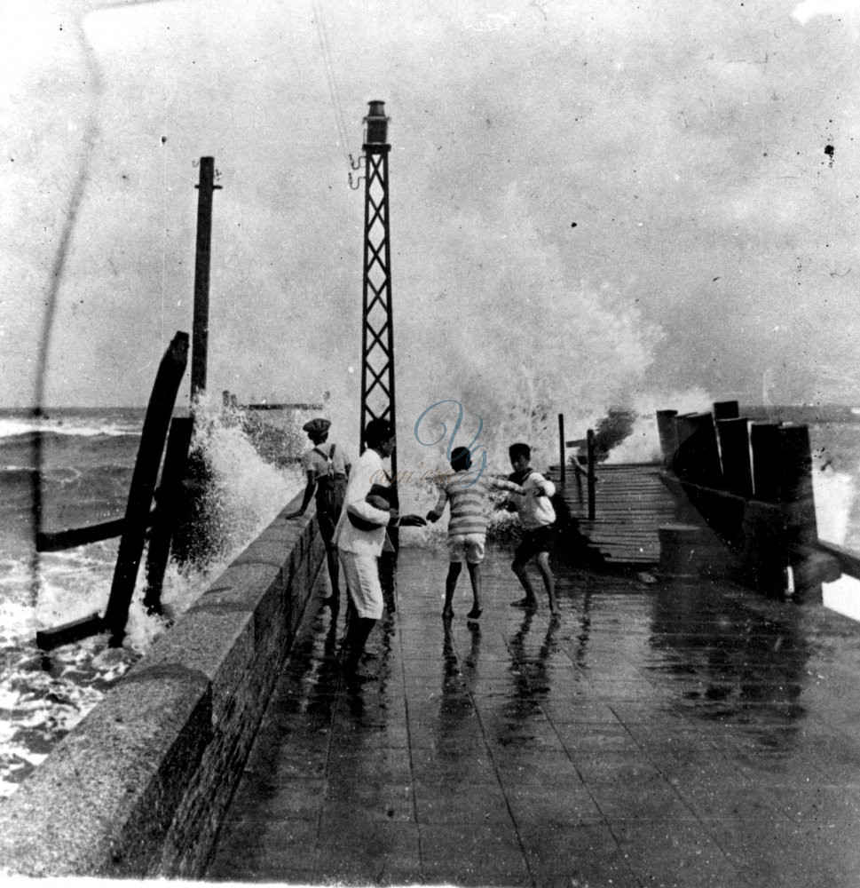 Mareggiata in darsena Viareggio Anni '30