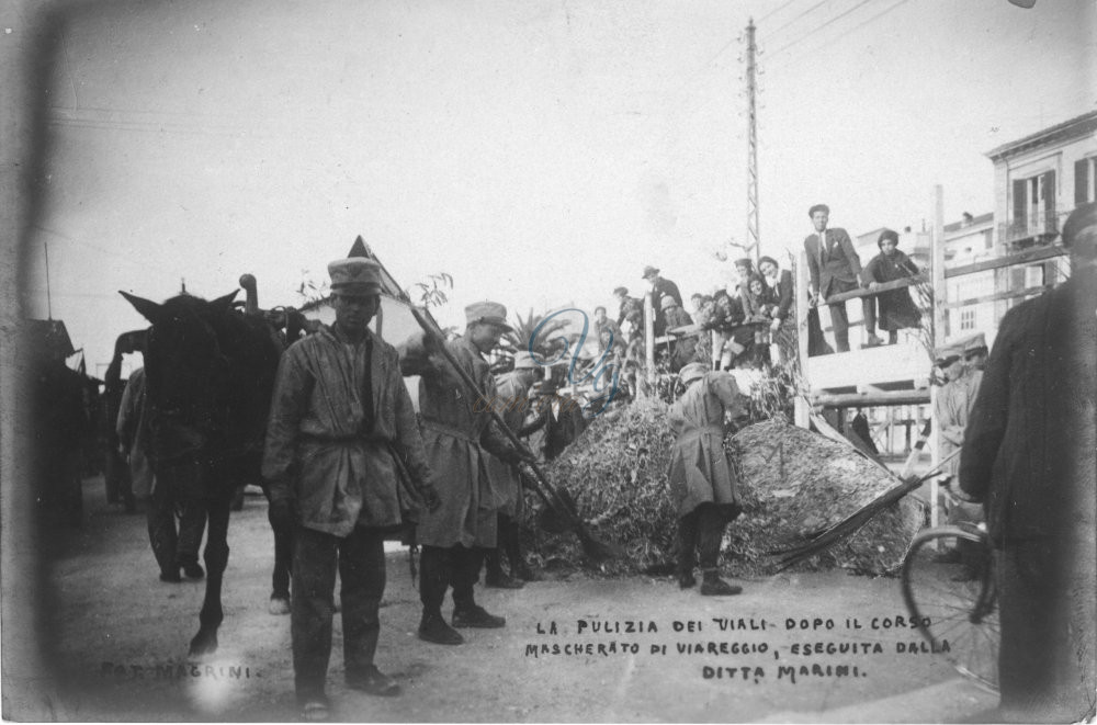 Pulizia dopo il Carnevale Viareggio Anni '30