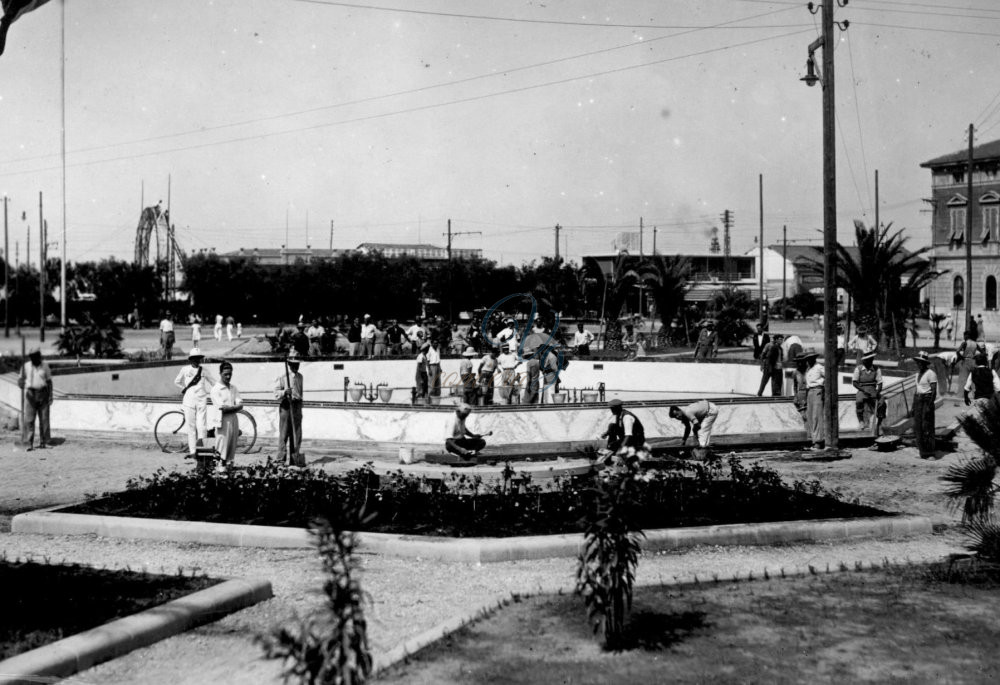 Inaugurazione fontana piazza Mazzini Viareggio Anno 1933
