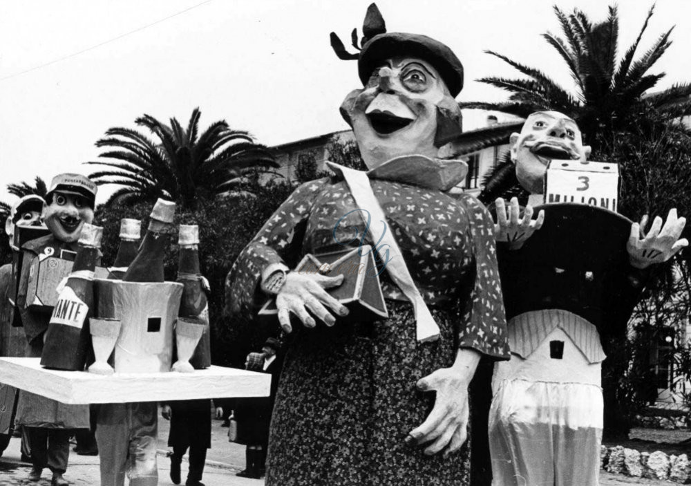 Arriva il vincitore della lotteria Viareggio Anno 1940