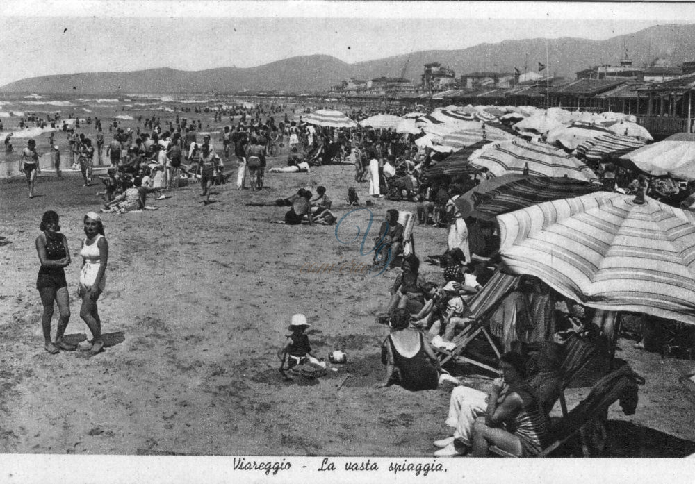 La vasta spiaggia Viareggio Anni '50