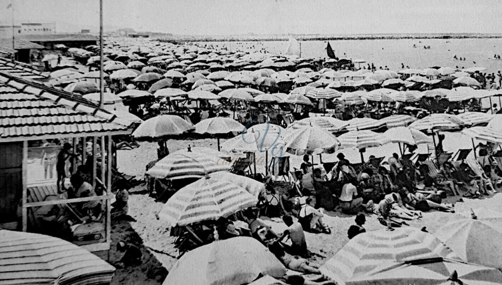 Tutti in spiaggia Viareggio Anni '50