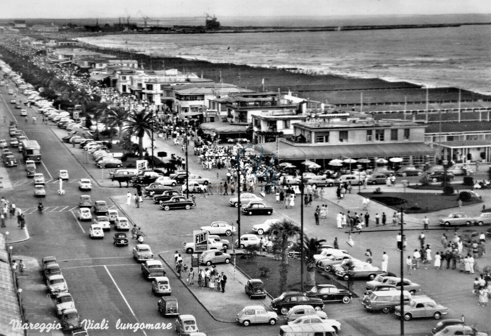 Turisti in passeggiata Viareggio Anno 1955