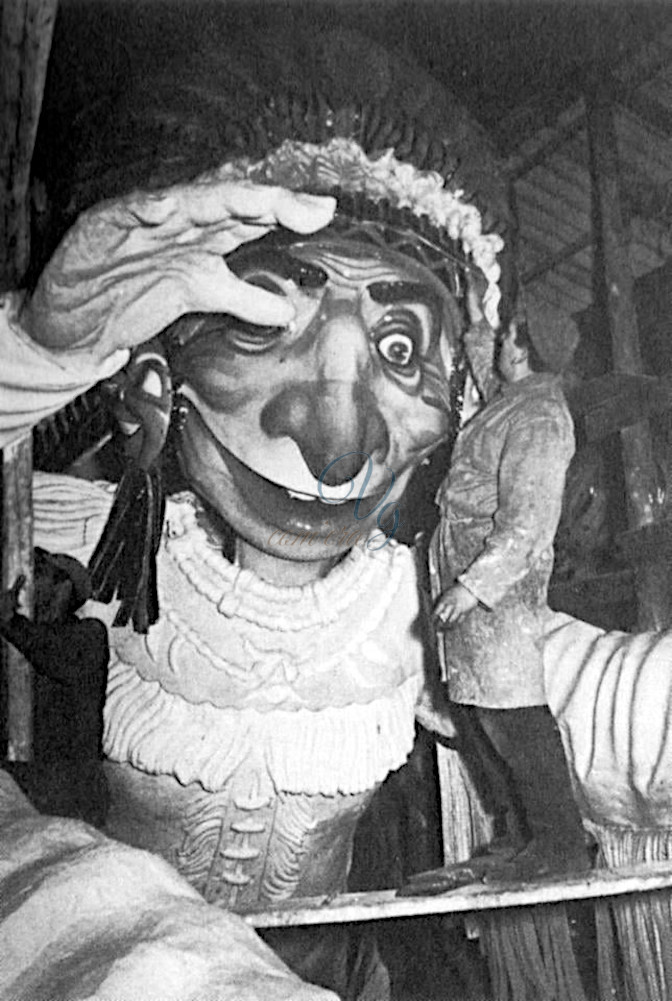 Toro seduto sul sentiero dell&rsquo;allegria Viareggio Anno 1958