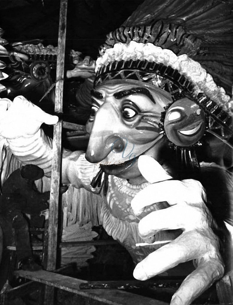 Toro seduto sul sentiero dell’allegria Viareggio Anno 1958