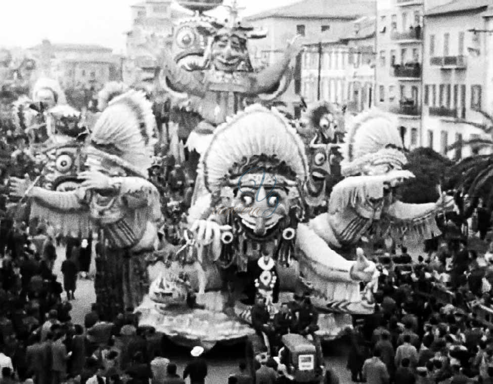 Toro seduto sul sentiero dell’allegria Viareggio Anno 1958