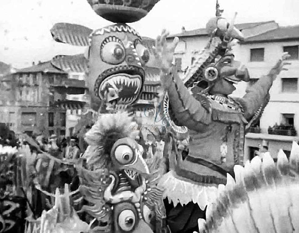 Toro seduto sul sentiero dell’allegria Viareggio Anno 1958