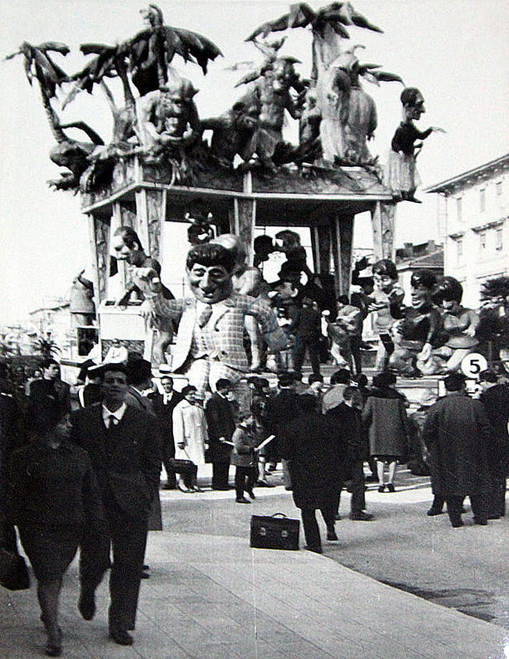 E le scimmie stanno a guardare Viareggio Anno 1963