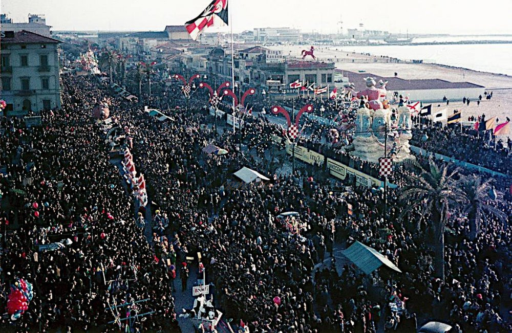 Folla carnevalesca Viareggio Anno 1964
