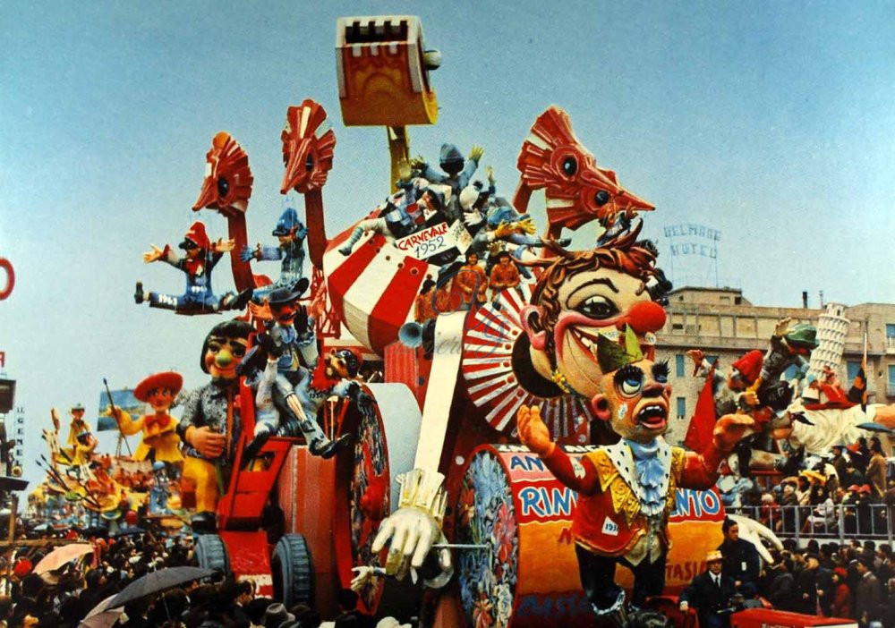 Lavori in corso...mascherato Viareggio Anno 1968