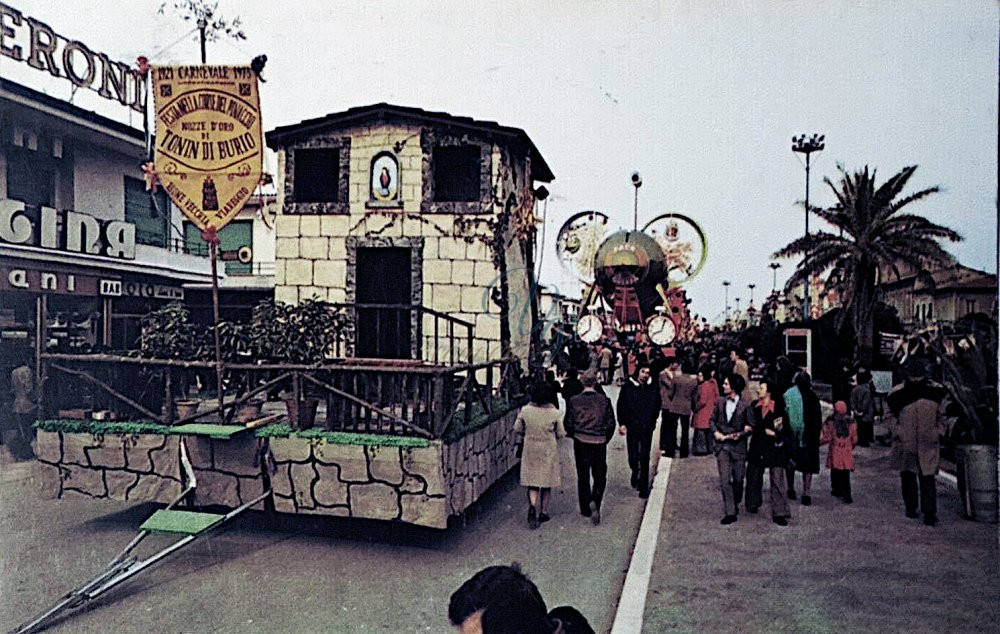 In attesa del corso mascherato Viareggio Anno 1973