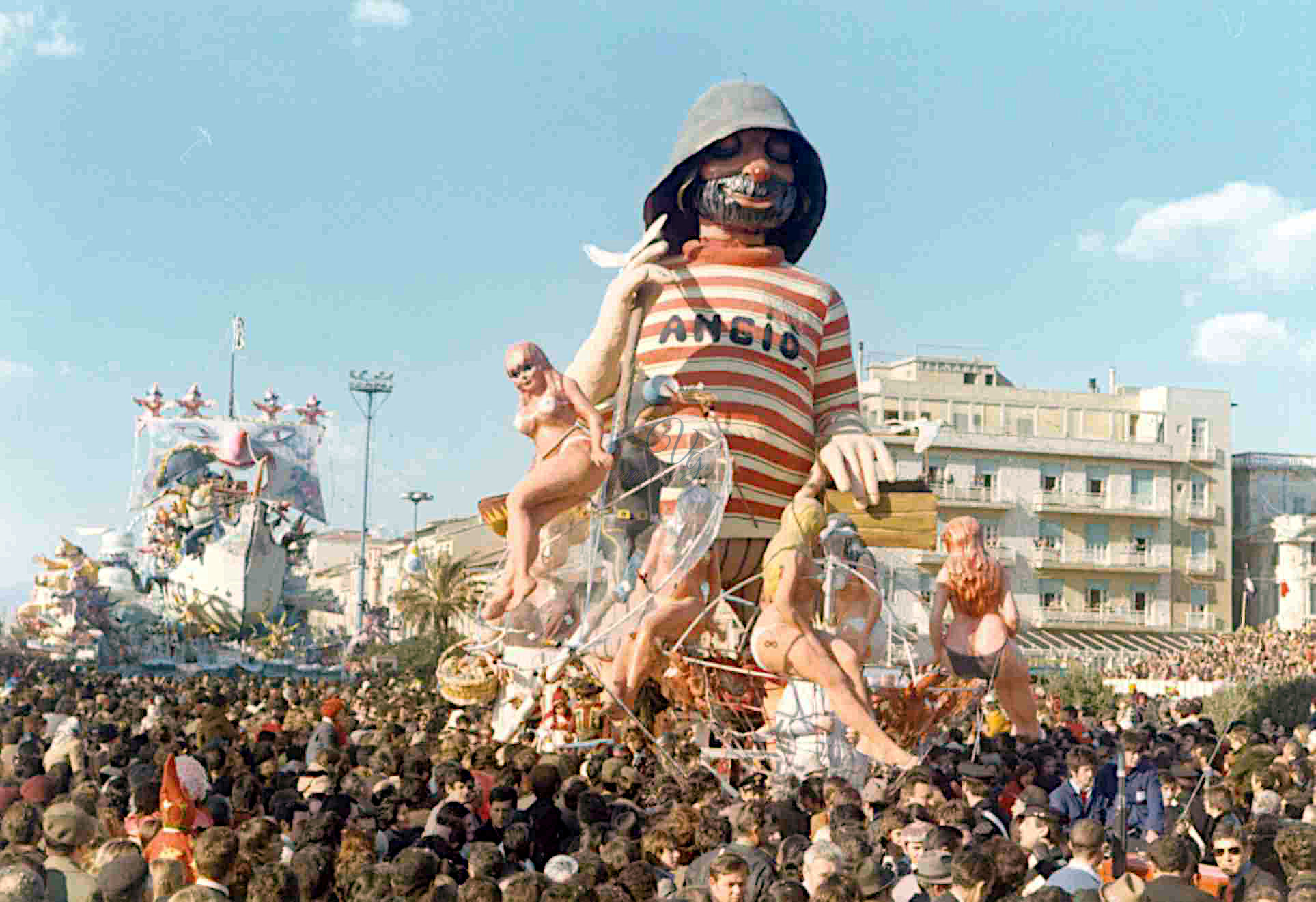Sulla spiaggia al di là del molo Viareggio Anno 1973
