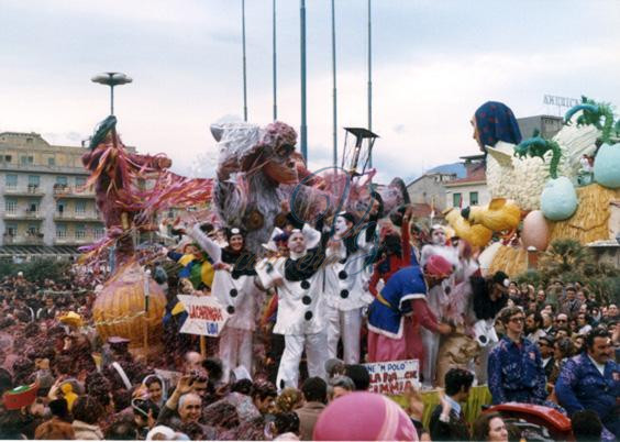 Una scimmia presa in Carnevale Viareggio Anno 1974