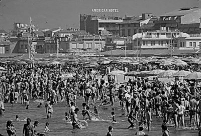 Spiaggia affollata - Anno 1981