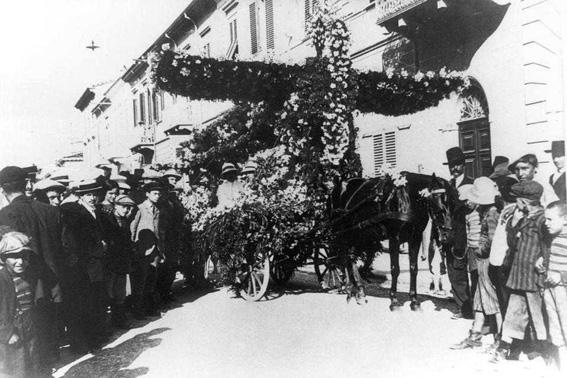 Monoplano di Rosolino Caprili, sig. Tolomei, sig. Belluomini, sig. Del Vivo - Carri Fioriti - Carnevale di Viareggio 1911