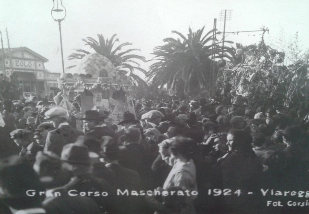 I giornali ed il relativo chiosco di  - Mascherate di Gruppo - Carnevale di Viareggio 1924