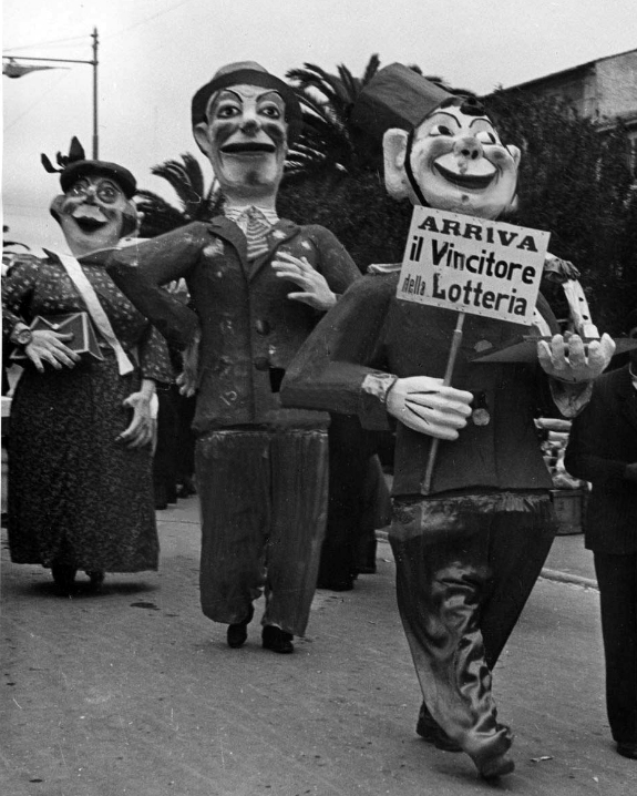 Arriva il vincitore della lotteria di Angelo Gori - Mascherate di Gruppo - Carnevale di Viareggio 1940