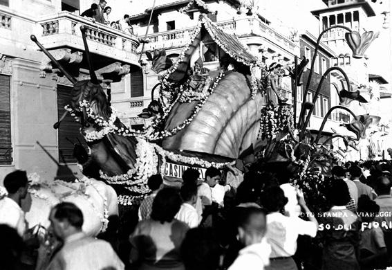 Casina nel bosco di  - Carri Fioriti - Carnevale di Viareggio 1950