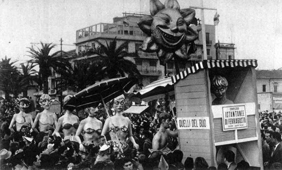 Istantanee di ferragosto di Giovanni Lazzarini - Complessi mascherati - Carnevale di Viareggio 1958