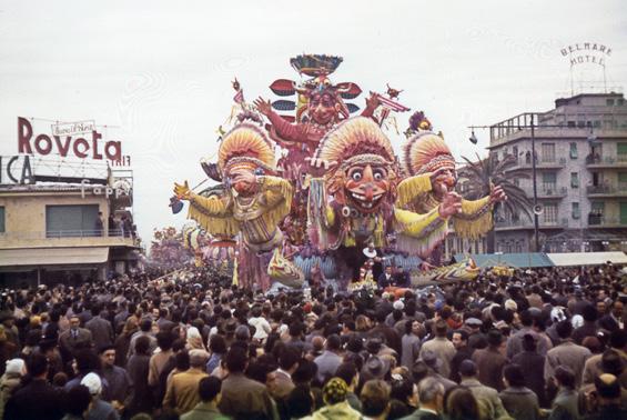 Toro seduto sul sentiero dell’allegria di Sergio Baroni - Carri grandi - Carnevale di Viareggio 1958