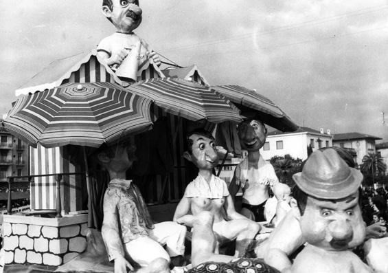Turismo di massa di Vittorio Lippi - Complessi mascherati - Carnevale di Viareggio 1963