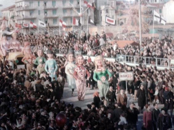 Insegne yè yè di Giovanni Pardini - Mascherate di Gruppo - Carnevale di Viareggio 1968