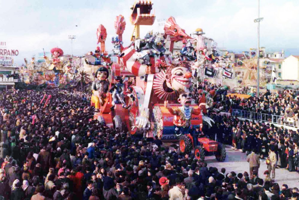 Lavori in corso... mascherato di Nilo Lenci - Carri grandi - Carnevale di Viareggio 1968