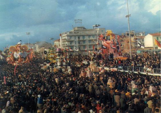 L’oppio dei popoli di Davino Barsella - Complessi mascherati - Carnevale di Viareggio 1968