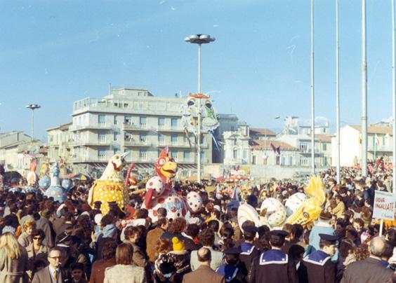 Uova ingallate di Giuseppe Palmerini - Mascherate di Gruppo - Carnevale di Viareggio 1971