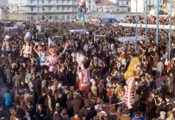 La corsa di Paolo Dal Pino - Mascherate di Gruppo - Carnevale di Viareggio 1972