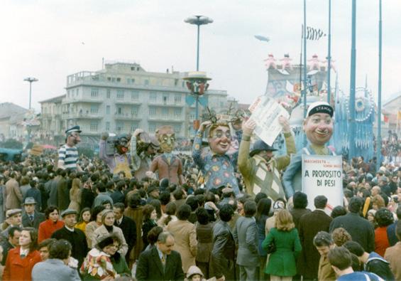 A proposito di pesi di Angelo Romani - Mascherate di Gruppo - Carnevale di Viareggio 1973