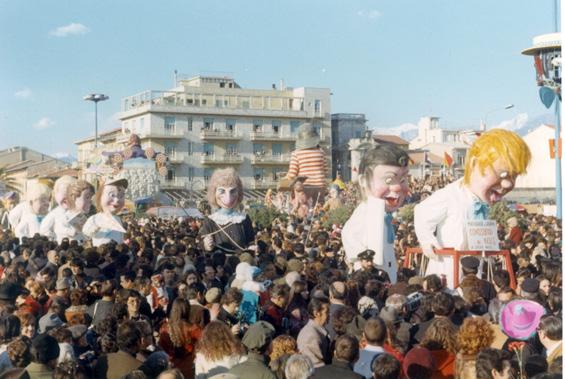 Contestatori si nasce di Paolo Lazzari - Mascherate di Gruppo - Carnevale di Viareggio 1973