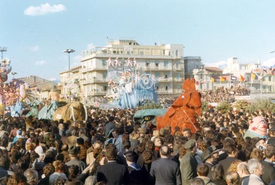 I dinosauri di Guidobaldo Francesconi - Mascherate di Gruppo - Carnevale di Viareggio 1973