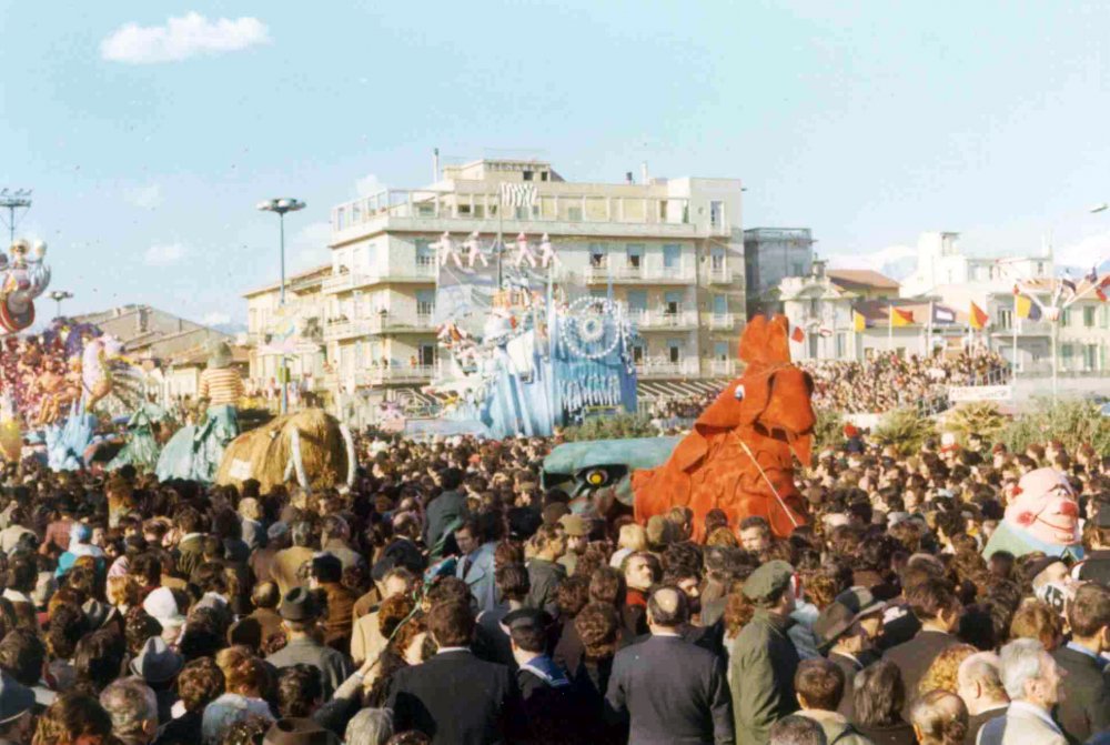 I dinosauri di Guidobaldo Francesconi - Mascherate di Gruppo - Carnevale di Viareggio 1973