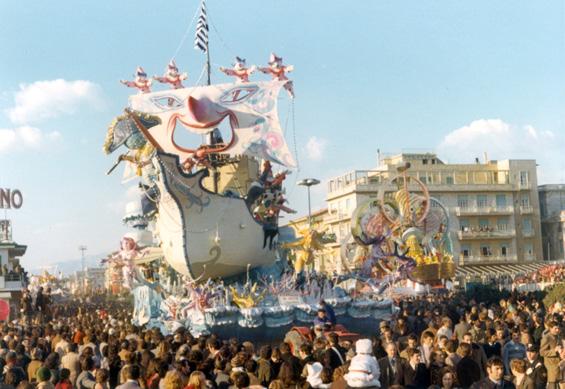 Viareggio in vista di Sergio Baroni - Carri grandi - Carnevale di Viareggio 1973