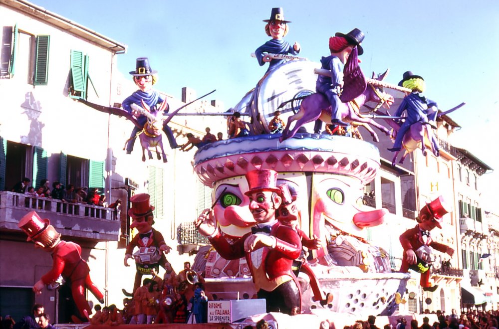 Riforme all’italiana ovvero la spremuta di Renato Galli - Carri grandi - Carnevale di Viareggio 1975