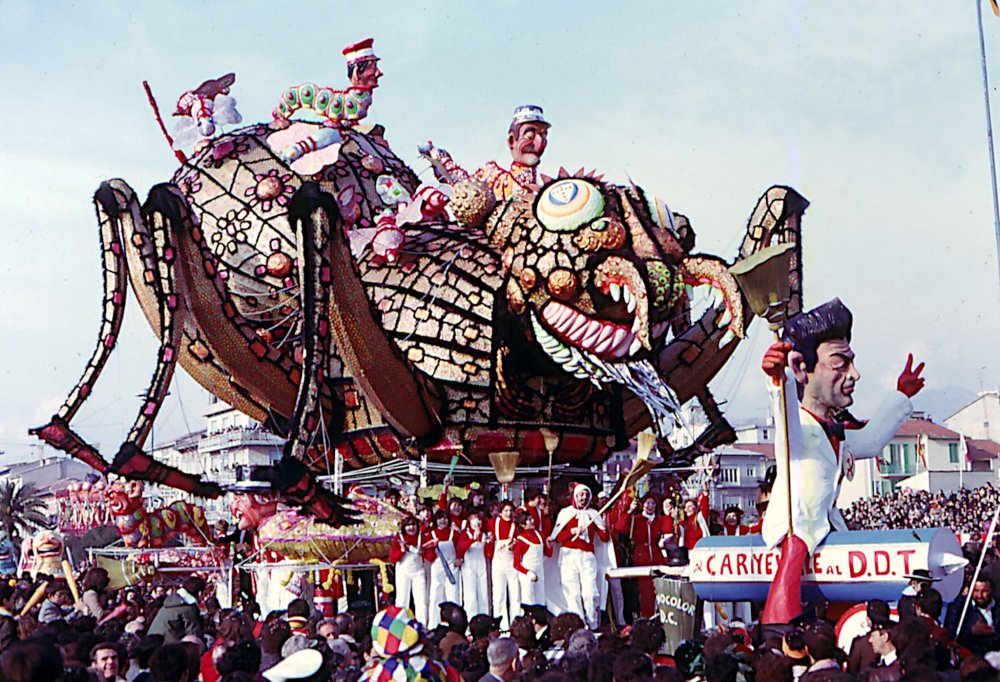 Carnevale al DDT di Giovanni Lazzarini - Carri grandi - Carnevale di Viareggio 1976