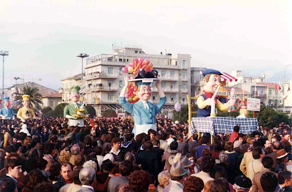 Metti una sera a cena di Paolo Lazzari - Mascherate di Gruppo - Carnevale di Viareggio 1976