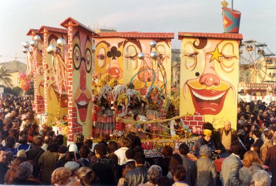 Carnevale sotto la pioggia di Rione Marco Polo - Altri Carri - Carnevale di Viareggio 1977
