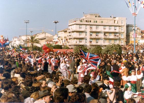 Tutto il mondo rende omaggio a Re carnevale di Rione Vecchia Viareggio - Palio dei Rioni - Carnevale di Viareggio 1978