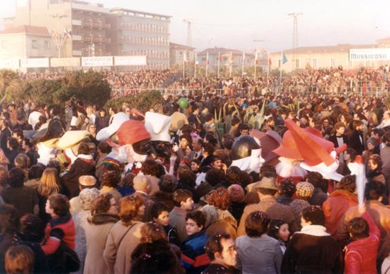 Le maschere rendono omaggio a Burlamacco di Giovanni Maggini - Mascherate di Gruppo - Carnevale di Viareggio 1980